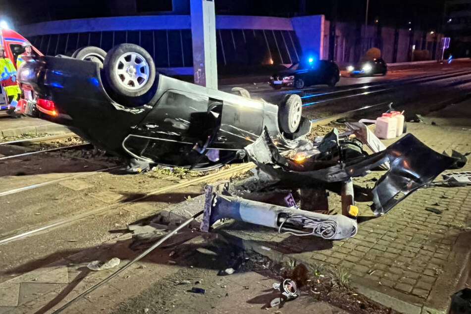 Der BMW wurde bei dem Unfall in Düsseldorf massiv beschädigt. Auch ein Ampelmasten wurde in Mitleidenschaft gezogen.