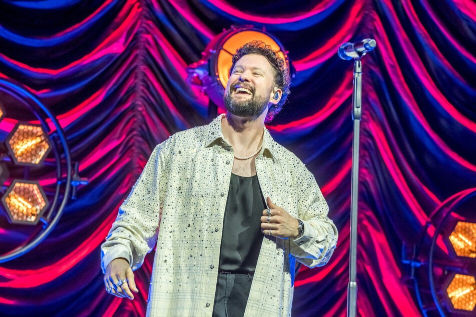 Strahlemann trifft Messestadt: Sänger Calum Scott (37) war am Mittwoch zu Gast in der Quaterback Immobilien Arena und begeisterte dort seine Fans.