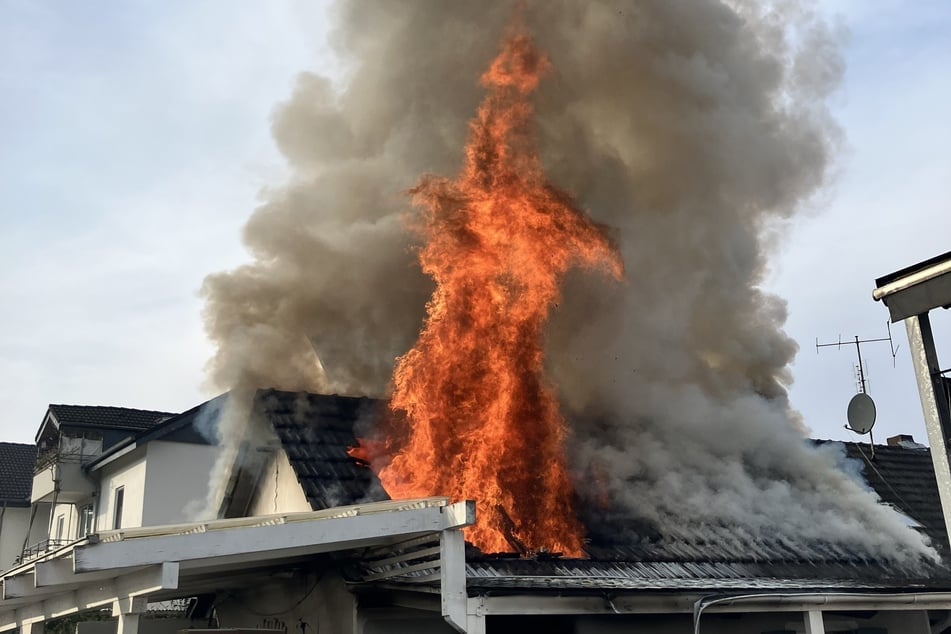 Als die Feuerwehr am Einsatzort eintraf, schlugen die Flammen bereits meterhoch aus dem Dach.