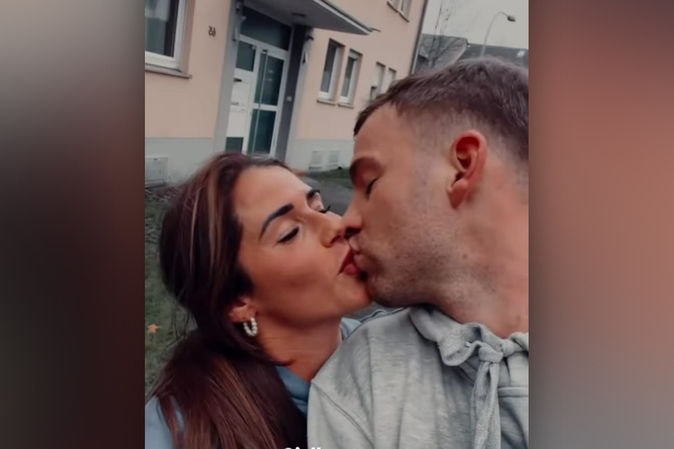 Sarah Engels (29) und ihr Julian (28) turteln verliebt in einer Instagram-Story miteinander.