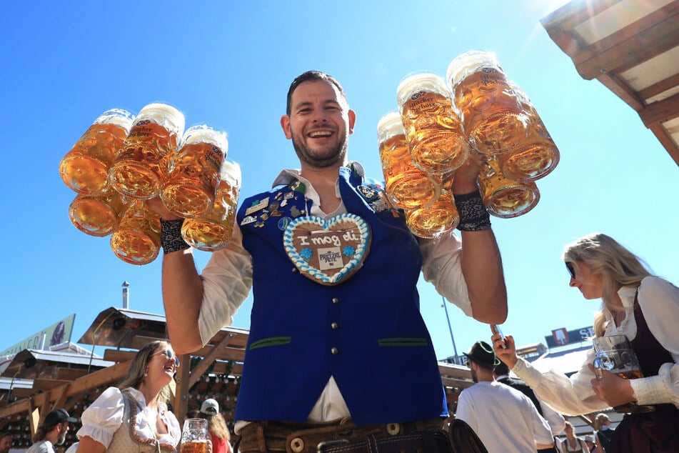 Ein Prosit – aber mit Gemütlichkeit? Am letzten Wiesn-Wochenende wird noch einmal ein ordentlicher Ansturm erwartet.