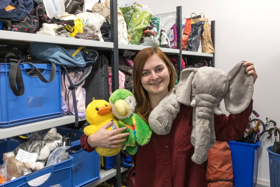 Celine Gintschel (23) zeigt nur drei von unzähligen Kuscheltieren.