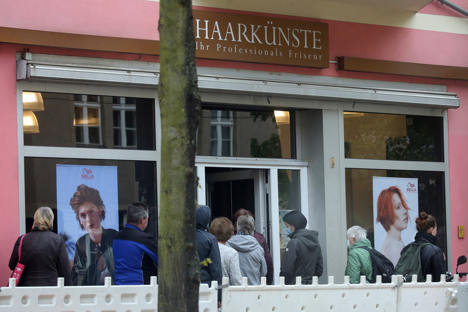 Ein lange Schlange hat sich vor einem Friseurladen im Bezirk Köpenick gebildet.