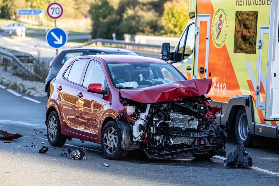 Der Kia war von der Autobahn gekommen und beim Abbiegen auf die Bundesstraße mit einem Audi zusammengestoßen.
