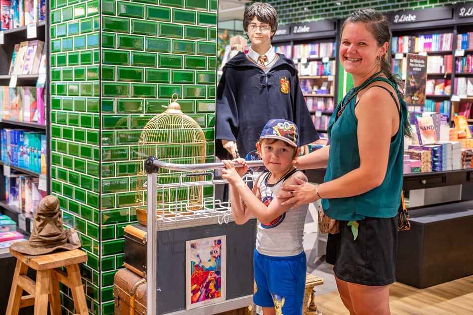 Sorin (6) und Mama Anne (36) haben ebenfalls durch das Harry-Potter-Sortiment gestöbert. In welches "Hogwarts-Haus" Anne kommen würde? "Freunde würden sagen Hufflepuff."