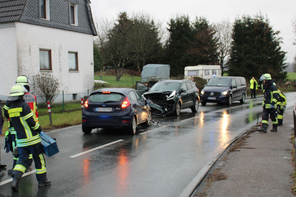 Die beteiligten Autos wurden nach dem Unfall abgeschleppt.