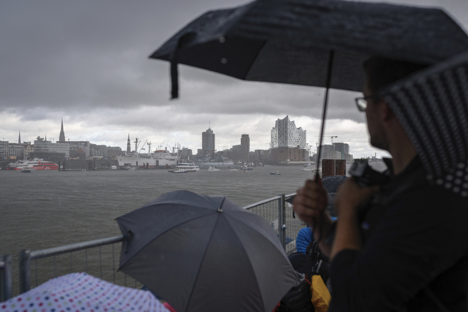 Zum 833. Hafengeburtstag am vergangenen Wochenende zeigte sich das Wetter in Hamburg nass, windig und kühl.