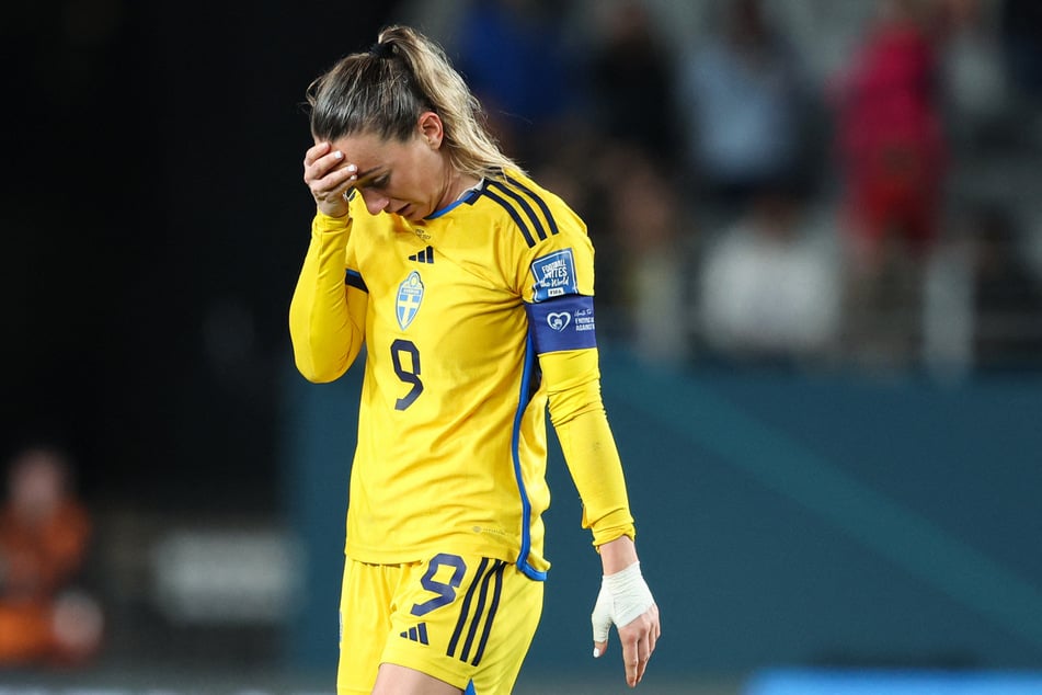 Die Szene ließ bereits Schlimmes erahnen, nun ist es Gewissheit: Kosovare Asllani (36) muss nach einem Kreuzbandriss eine lange Zwangspause einlegen.