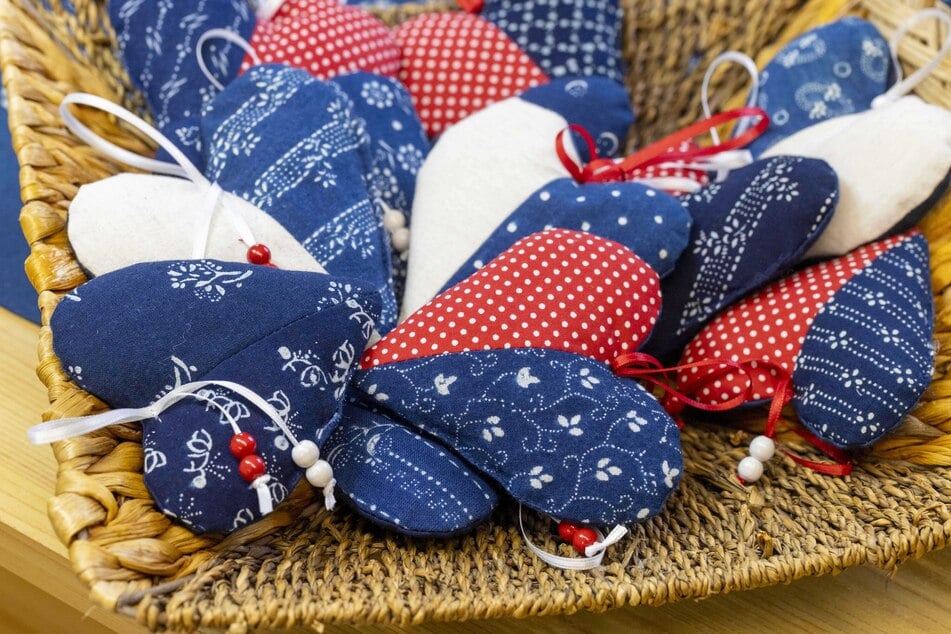 Nicht nur Weihnachts- und Ostersortiment: Neben Decken, Läufern, Behängen und Kissenbezügen gehören auch solche Herzchen zu Reppes Blaudruck-Sortiment.