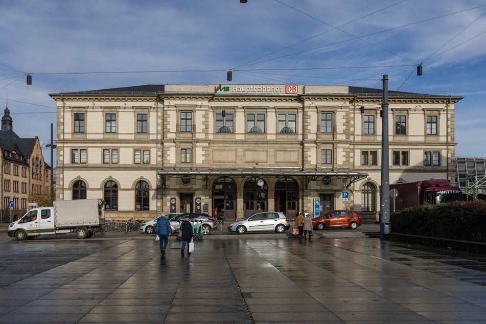 Der Chemnitzer Hauptbahnhof wird aufgrund von Energiesparmaßnahmen im Bereich der Beleuchtung und der Dämmung umgerüstet.