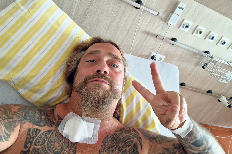 Victory-Zeichen vom Krankenbett! "Santa Maria"-Star Martin Kesici (49) hat die Not-OP gut überstanden