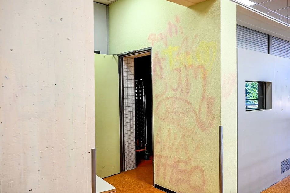 Eine Wand im Eugen-Bolz-Gymnasium, die nun von Abiturientinnen und Abiturienten gestrichen werden soll.