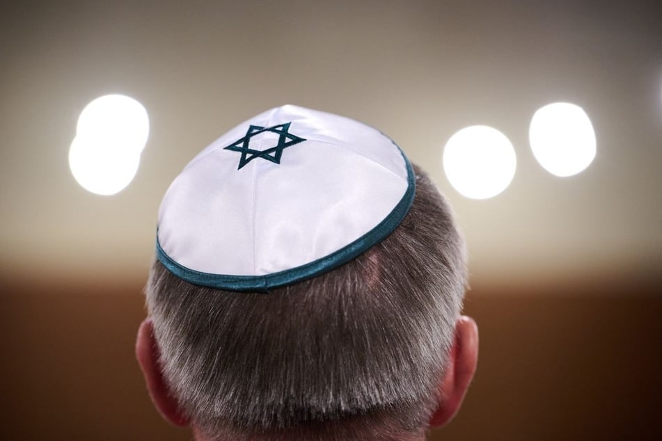 Ob als Kette, Anstecker, auf einem T-Shirt oder auf andere Weise: Die Initiatoren rufen dazu auf, sichtbar Solidarität mit der jüdischen Gemeinde zu zeigen. (Symbolfoto)