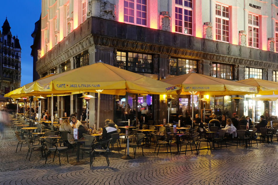 Gaststättenbesucher am Barfußgässchen in Leipzig. Die Messestadt weist derzeit die zweithöchste Inzidenz in Sachsen auf.
