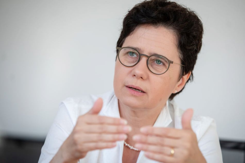 Marion Gentges (54, CDU) informiert über mögliche Ernteausfälle.