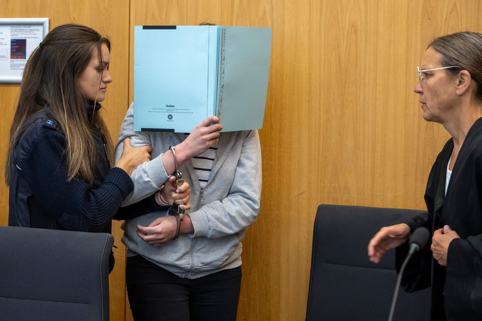 Eine 26-Jährige (M.) wollte als Serienmörderin in die Geschichte eingehen. Jetzt muss wegen Mordes lebenslang hinter Gitter.