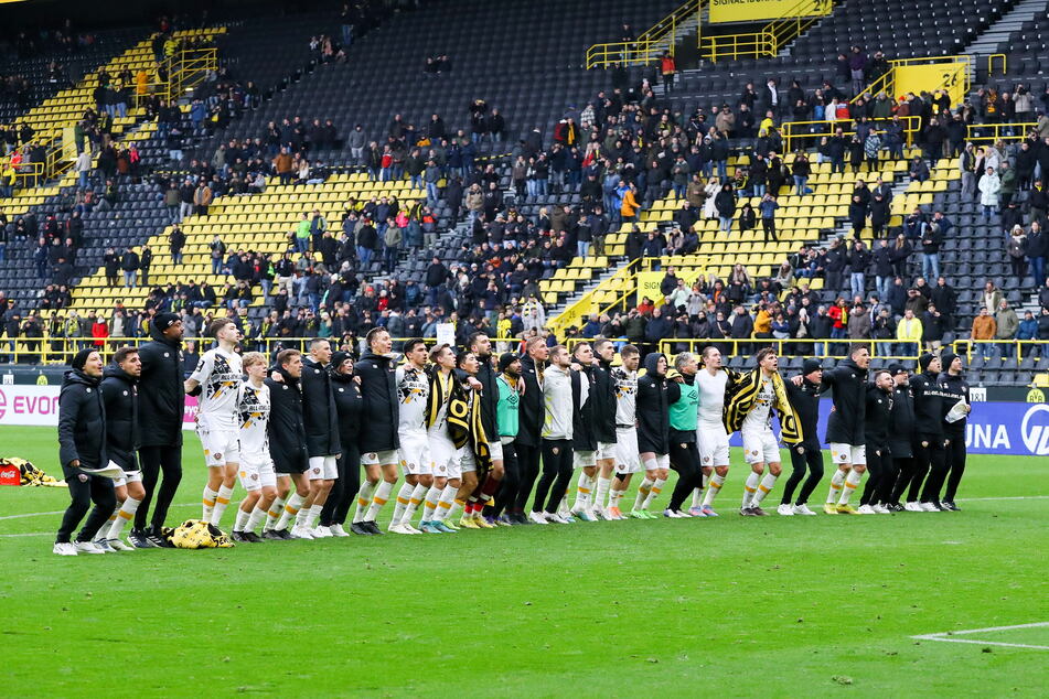 Die Dynamo-Mannschaft feierte zusammen mit 7500 Fans den Sieg im Dortmunder Signal Iduna Park.