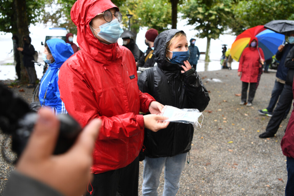 Erste Demonstranten haben sich am Bodensee versammelt.