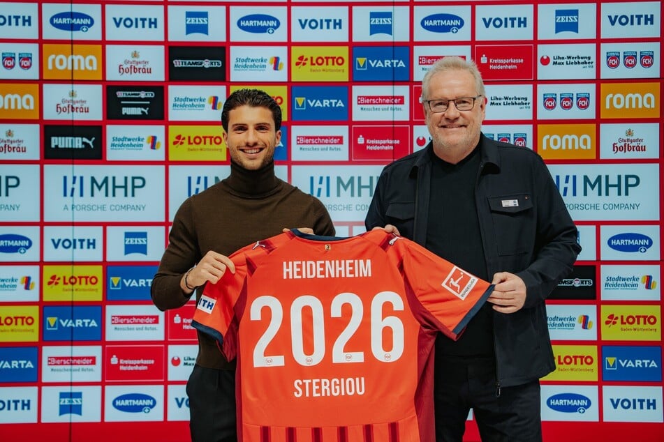 Leonidas Stergiou (23, l.) mit Heidenheim-Vorstand Holger Sanwald (58).