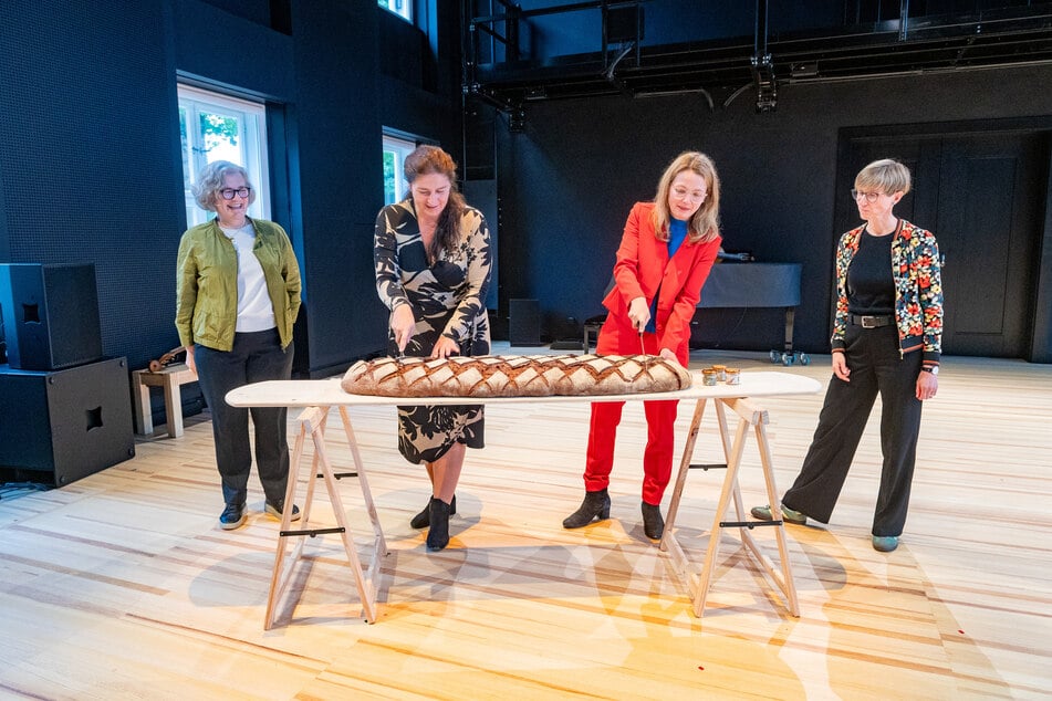 Anschnitt des symbolischen Einweihungsbrotes im neuen Kleinen Saal (v.l.): Intendantin Carena Schlewitt (64), Franziska Brech (49) vom Kulturstaatsministerium, Dresdens Kulturbürgermeisterin Annekatrin Klepsch (48) und Romy Eichler (44) vom städtischen Hochbauamt.