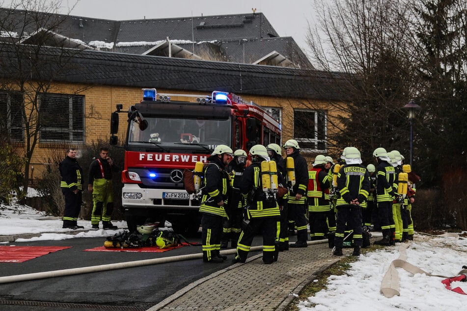 Brand unter der Intensivstation: Schnelle Feuerwehren retten Krankenhaus in Sachsen