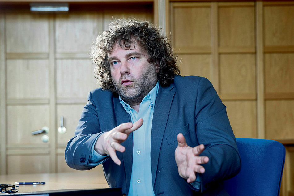 Torsten Pötzschs aktuelle, zweite Amtszeit als Oberbürgermeister endet 2024. In seiner Freizeit ist Pötzsch als Volleyballer und Tennisspieler aktiv. Als "DJ OB" legte er u.a. in Ostritz bei einem Friedensfest Platten auf.