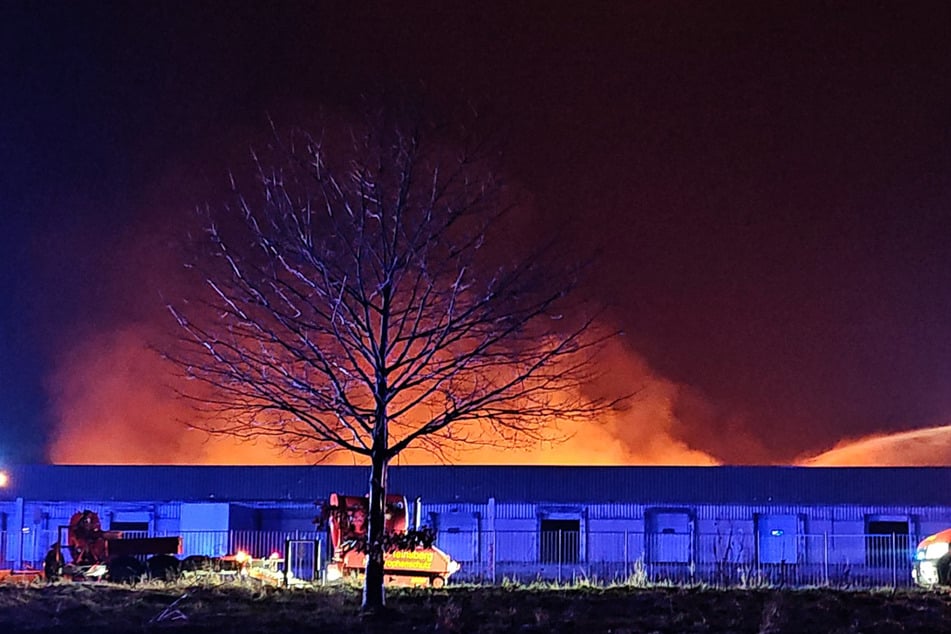 Die Flammen, die am Samstagabend aus der ehemaligen Matratzenfabrik Houben stießen, waren kilometerweit zu sehen.