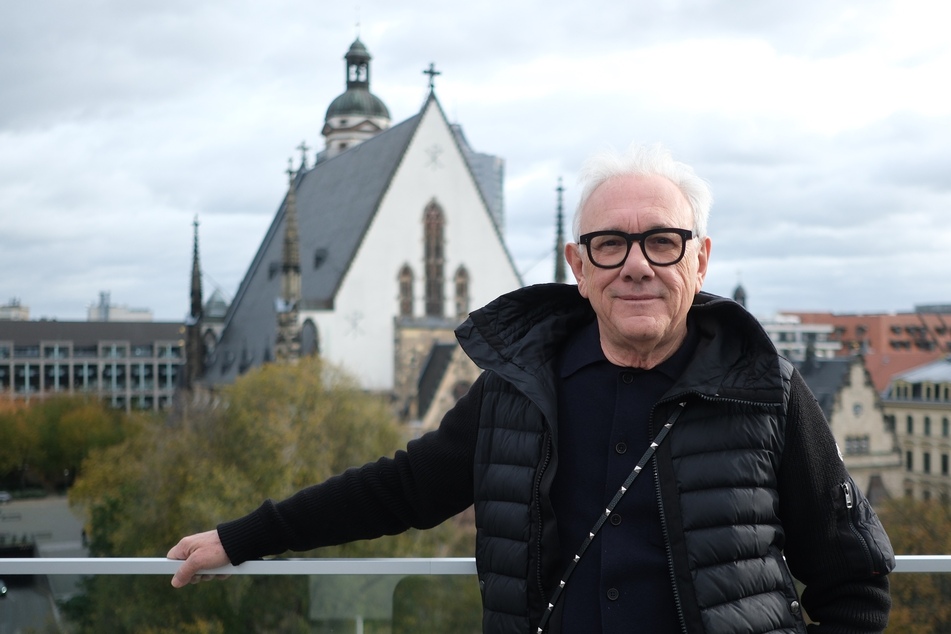 Trevor Horn (74) vor der Thomaskirche. Seiner Erinnerung nach spielt die britische Produzenten-Ikone am Dienstag in Leipzig das erste Mal vor deutschem Publikum.