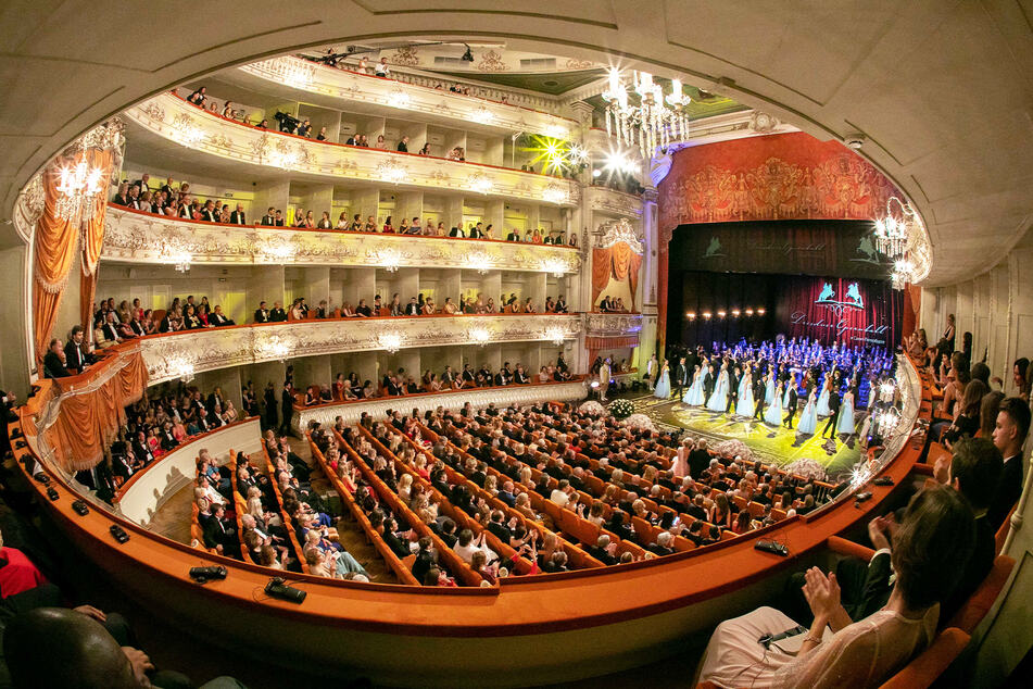 Hier geht der Tanz los: Der Theatersaal im Katharinenpalast von St. Petersburg.