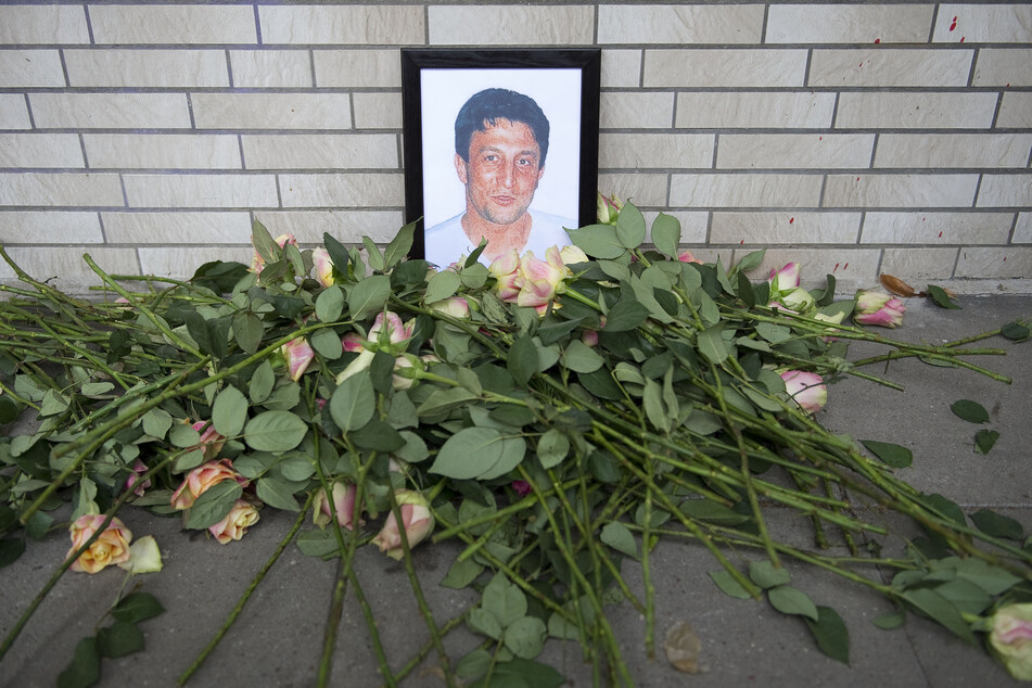 Ein Bild des NSU-Mordopfers Süleyman Taşköprü (†31) in der Schützenstraße ist zum Gedenken mit Rosen geschmückt.