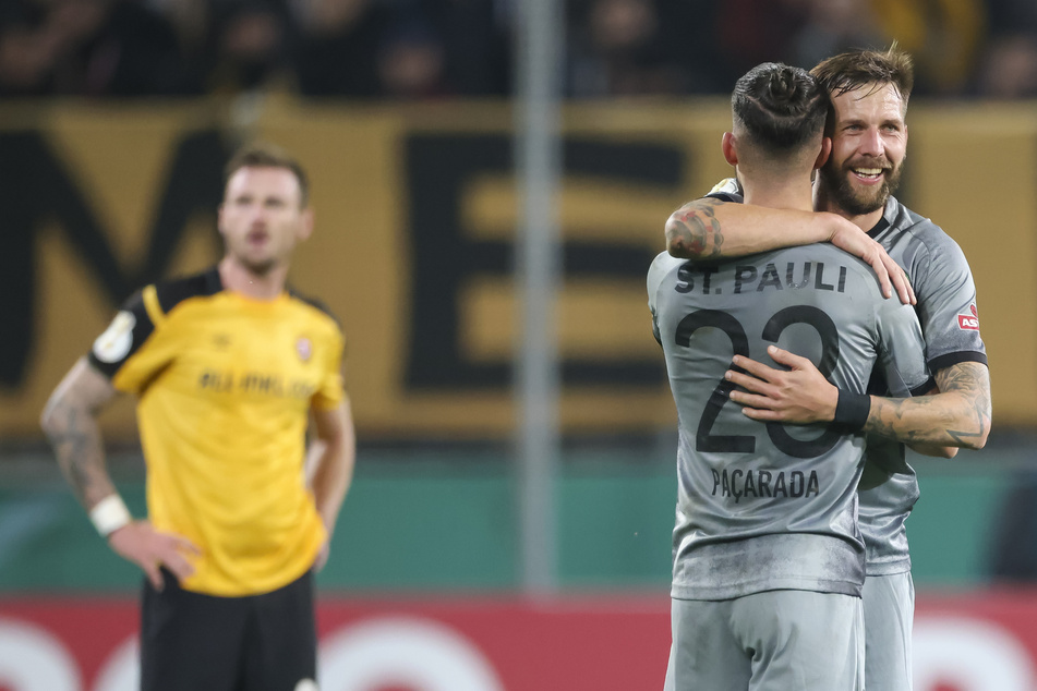 Freude über den Einzug ins DFB-Pokal-Achtelfinale: St. Paulis Guido Burgstaller (32, r.) und Leart Paqarada (27) umarmen sich nach dem Schlusspfiff.