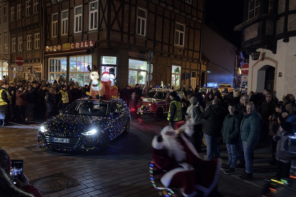 Zahlreiche Besucher warteten auf die geschmückten Autos.