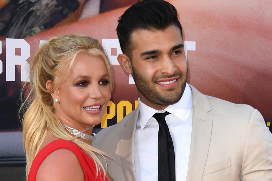 Britney Spears (l.) is allegedly getting back into what led her to stardom in the first place, music - without Sam Asghari.