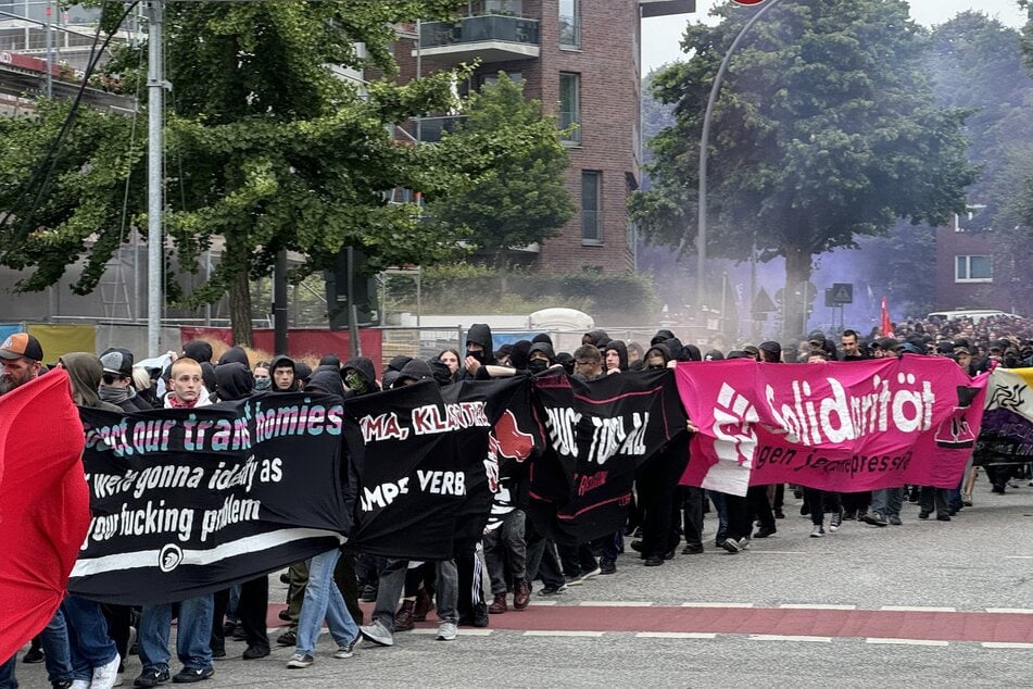 Der Tenor der Demonstration: "Free Maja, free all Antifas! Keine Auslieferung nach Ungarn".