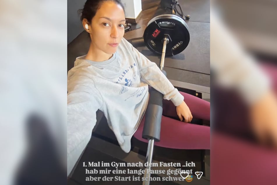 Die 33-Jährige saß auf einer Stemmbank, als sie sich per Instagram-Story an ihre Follower wandte.