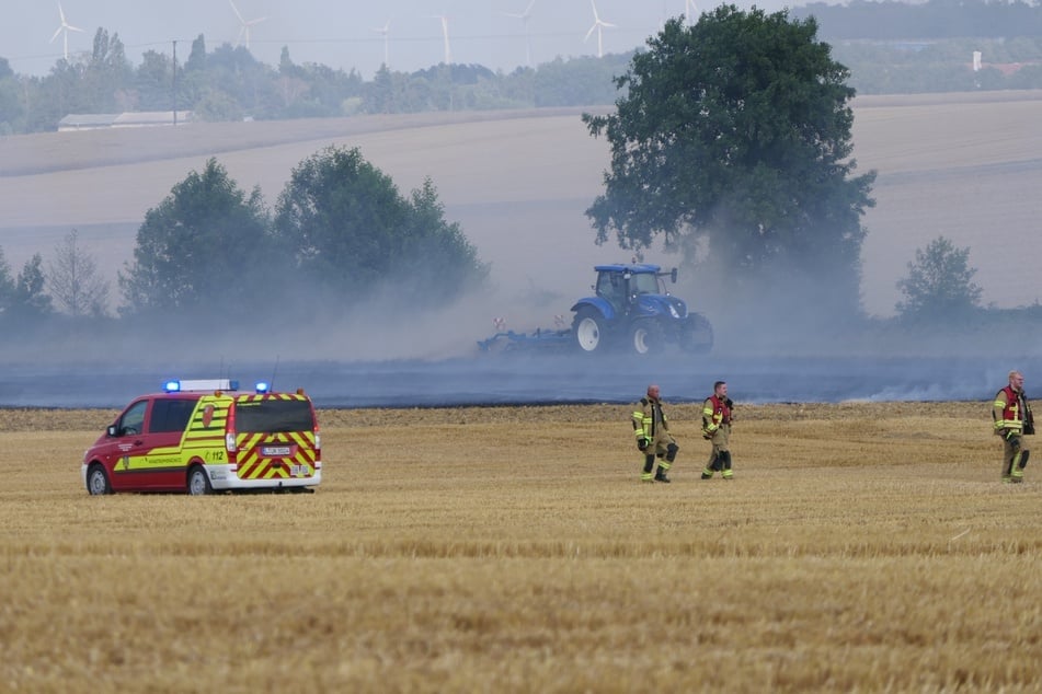 Feuerwehreinsatz auf einem Feld bei Grimma, doch als die Kameraden am Ort des Geschehens eintrafen, hatten die lokalen Landwirte den Brand bereits größtenteils eingedämmt.