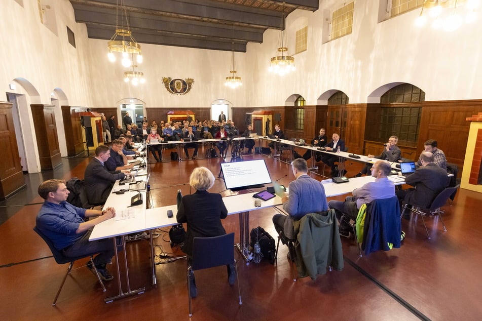 Für den einzigen Tagesordnungspunkt Carolabrücke trafen sich die Baupolitiker im altehrwürdigen Festsaal der Dresdner Börse.