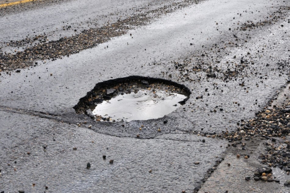 Die meisten Autofahrer konnten dem Schlagloch ausweichen. (Symbolbild)