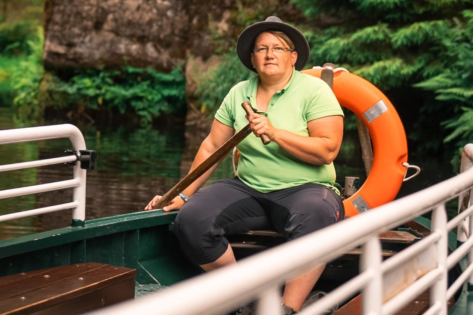 Gesine Thomas (45) ist die erste Steuerfrau auf dem historischen Kahn in der Kirnitzschklamm.