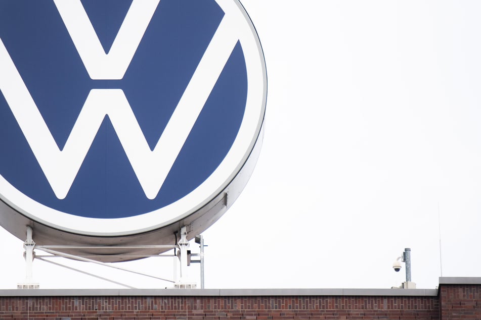 DaS VW-Logo auf dem Dach des Markenhochhauses im Volkswagen Werk.