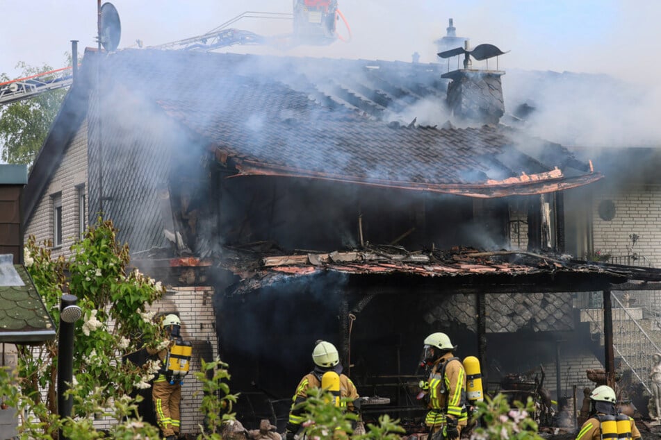 Brand-Drama in Langenfeld: Wassermangel lässt Feuerwehr kreativ werden