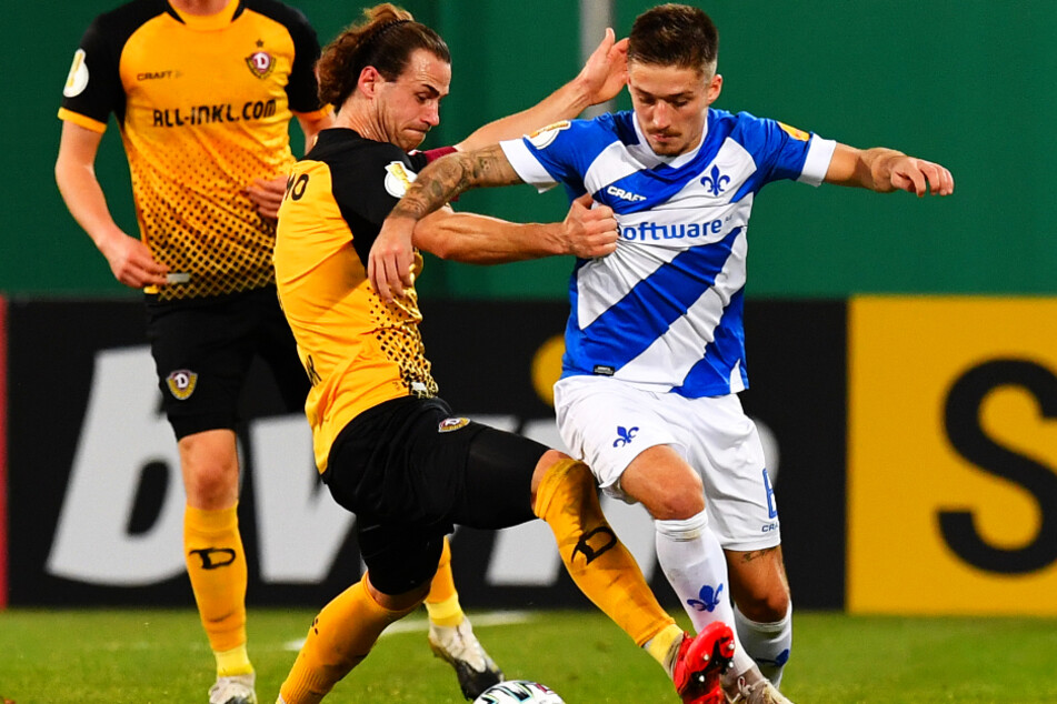 Yannick Stark (30, l.) versucht hier, den Darmstädter Marvin Mehlem vom Ball zu trennen.