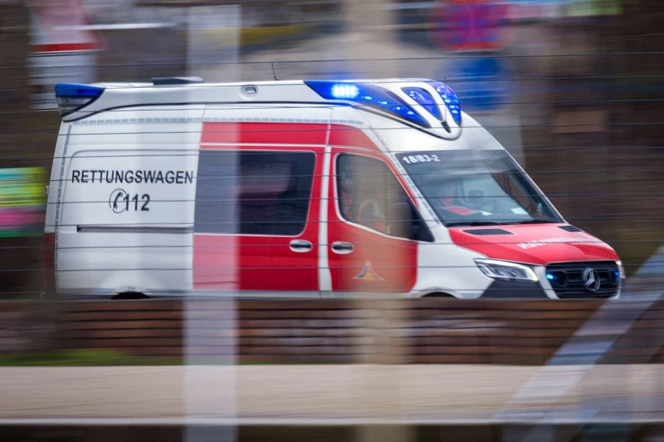 Der 22-Jährige ist durch mehrere Messerstiche in den Oberkörper lebensgefährlich verletzt worden. (Symbolfoto)