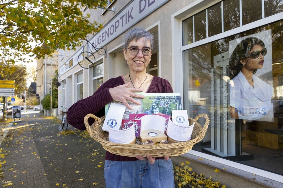 Optikerin Kristina Demmler (54) verkauft in ihrem Geschäft in Großröhrsdorf kleine Geschenke die dem Förderverein zugutekommen.