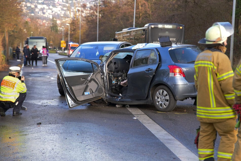 Die 82-Jährige wurde bei dem Unfall in ihrem Wagen eingeklemmt. Sie erlag ihren schweren Verletzungen.