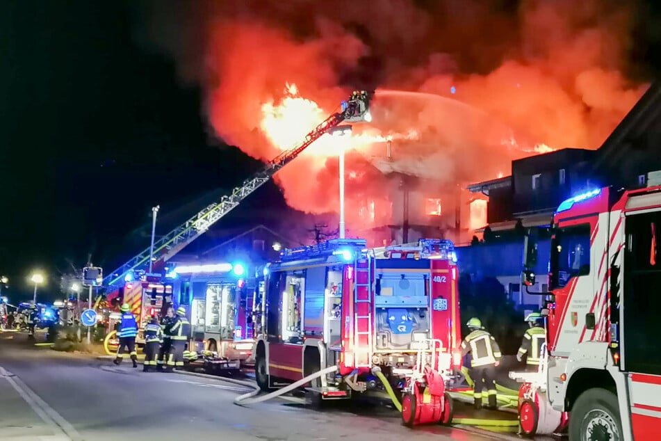 Bei einem Feuer in einem Mitarbeiter-Haus eines Hotels sind mehrere Personen verletzt worden. Die Brandursache muss noch ermittelt werden.