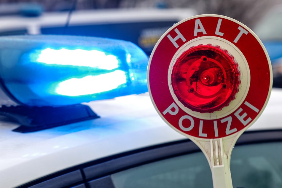 Polizei stoppt überladenen Wagen: Baby und Kleinkind ungesichert im Kofferraum