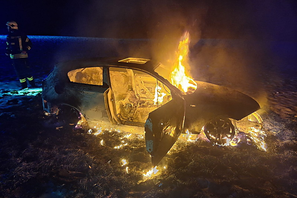 Als die Feuerwehr eintraf, stand das Auto bereits komplett in Flammen.