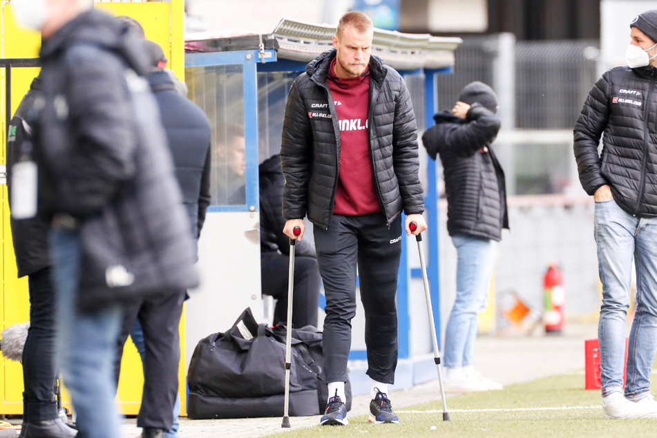 Dynamos Abwehrchef Sebastian Mai betrat die Benteler Arena in Paderborn auf Krücken und fällt mit einer schweren Knieverletzung aus.