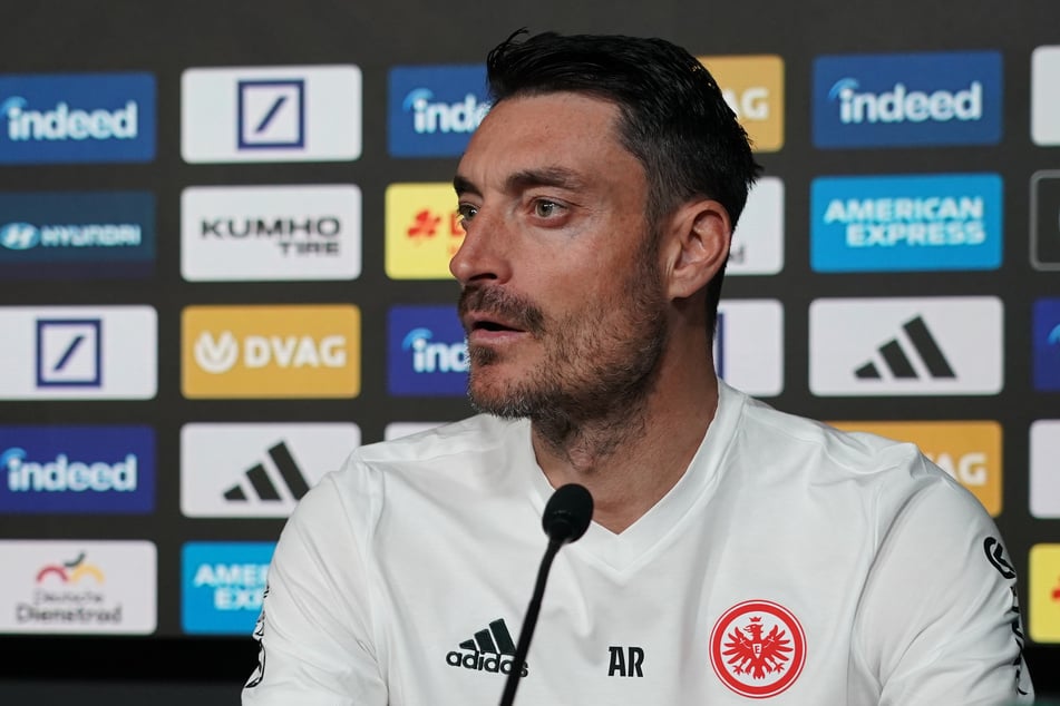 Albert Riera coacht die Frankfurter seit Februar 2026. 